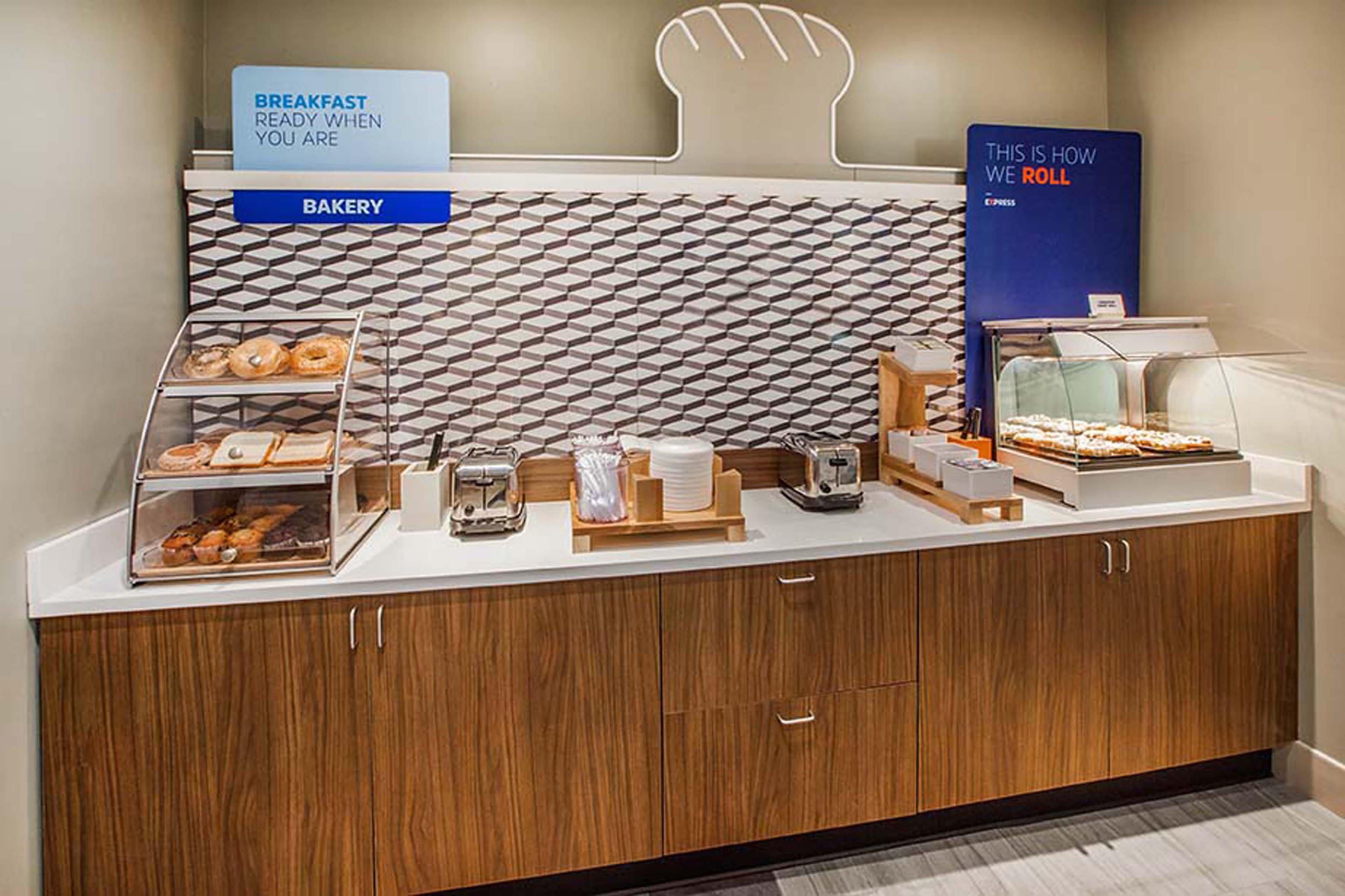 Holiday Inn Express Hotel & Suites Charleston-Ashley Phosphate By Ihg Норт Чарлстън Екстериор снимка